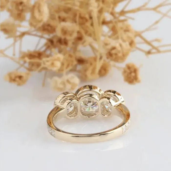 Luxus Moissanite Rings Silver or Gold Moissanite Bezel Set Three Stone Engagement Ring