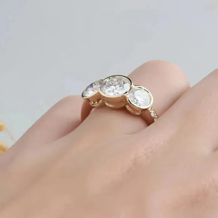 Luxus Moissanite Rings Silver or Gold Moissanite Bezel Set Three Stone Engagement Ring